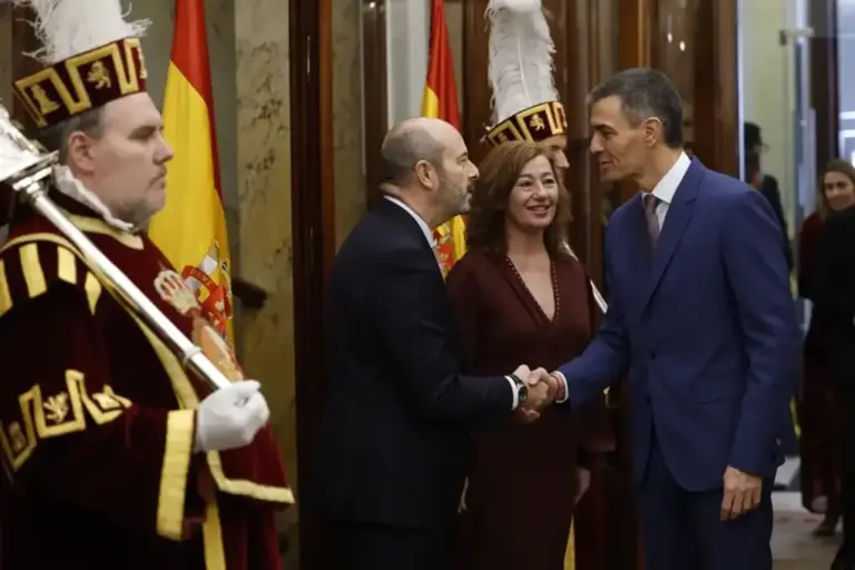 FOTOGRAFÍA. MADRID (REINO DE ESPAÑA), 06 DE DICIEMBRE DE 2025. Día de la Constitución Española del 1978, 47º Aniversario. El presidente del Gobierno y secretario general del PSOE, Pedro Sánchez Pérez-Castejón, participa en el acto institucional por el Día de la Constitución en el Congreso de los Diputados, junto a varios ministros, juristas y diputados del Congreso de los Diputados, salvo los de VOX España que han rechazado participar en ningún acto institucional con el régimen de Pedro Sánchez Pérez-Castejón y solo permitirán encuentros en los tribunales y en los plenos del Congreso para interrogarlo sobre la corrupción que afecta su entorno directo, ministros y altos cargos de su partido. Efe