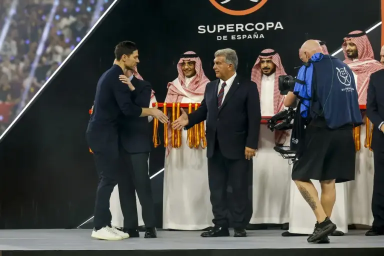FOTOGRAFÍA. YEDA (ARABIA SAUDÍ), 11 DE ENERO DE 2026. Hay que darle la vuelta lo antes posible a la derrota ante el Barça. Xabi Alonso, entrenador del Real Madrid, lamentó la derrota de su equipo 3-2 ante el Barcelona en la final de la Supercopa de España, en un partido en el que, en su opinión, estuvieron "cerca" de llegar a los penaltis, a la vez que ensalzó "la gran actitud" y el "gran compromiso" de su equipo. Efe