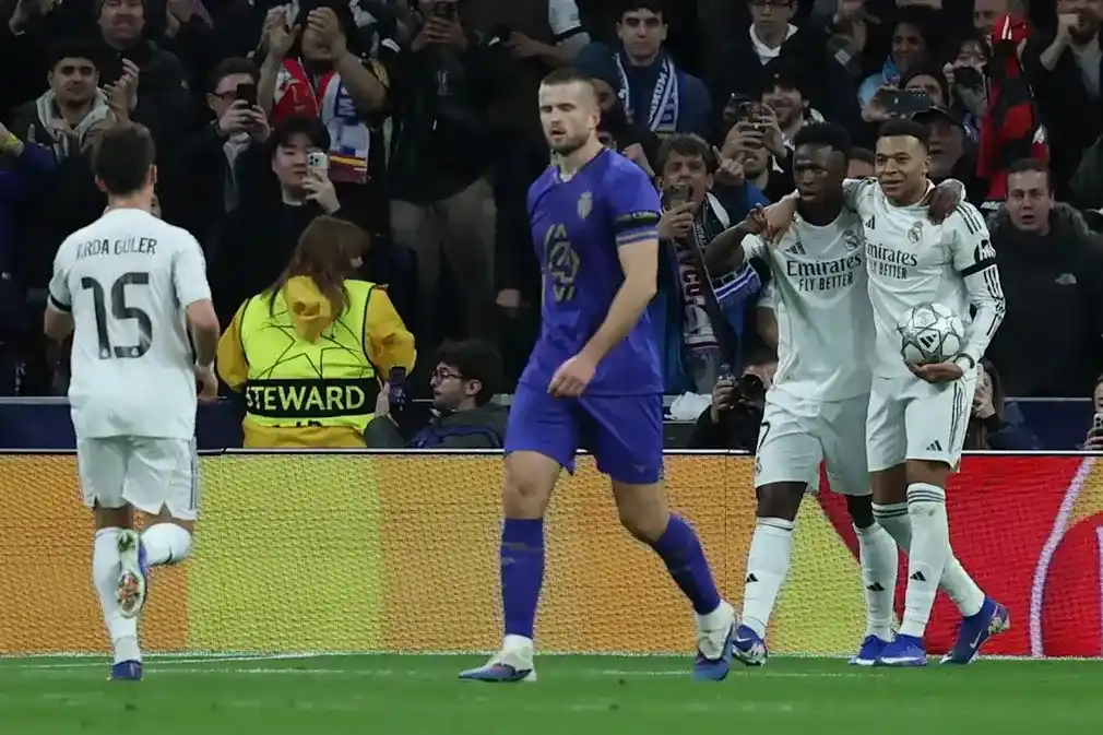 FOTOGRAFÍA. MADRID (ESPAÑA), 20 DE ENERO DE 2026. El técnico del Real Madrid, Álvaro Arbeloa y el jugador del equipo blanco, Vinicius Junior, celebran el cuarto gol del equipo madridista durante el encuentro correspondiente a la Liga de Campeones UEFA que disputaron el Real Madrid y el AS Mónaco, en el estadio Santiago Bernabéu en Madrid. Efe