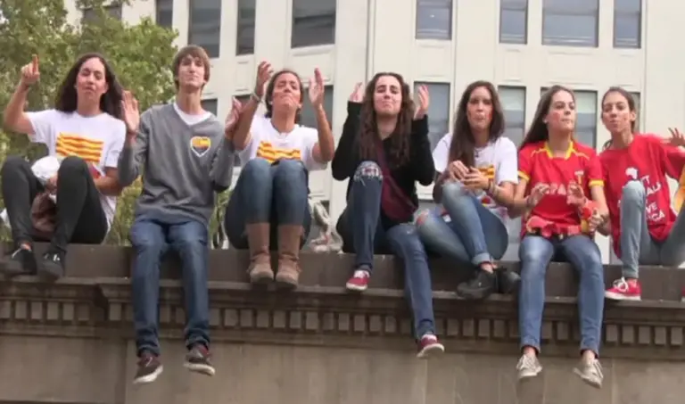 FOTOGRAFÍA. BARCELONA (CATALUÑA) ESPAÑA, 12 DE OCTUBRE DE 2013. detalle de varios jóvenes patriotas catalanes registrados este mediodía en el centro de Barcelona durante la manifestación y concentración del Día de España, Doce Octubre. Lasvocesdelpueblo (Ñ Pueblo)
