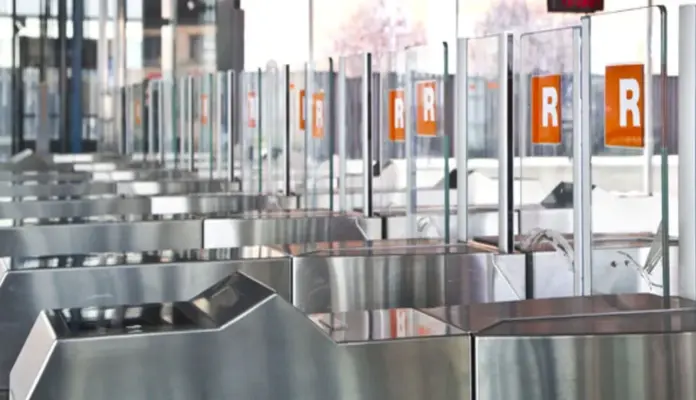 FOTOGRAFÍA. BARCELONA (CATALUÑA) ESPAÑA, 29 DE ENERO DE 2026. Renfe ofrece títulos y servicios especiales gratuitos a sus usuarios de Rodalies y AVE. Detalle de una estación de Rodalies de Cataluña durante la suspensión de servicio, con planes de servicios alternativos de autobuses para continuar el trayecto después de la semana de caos en Rodalies de Cataluña. Lasvocesdelpueblo (Ñ Pueblo)