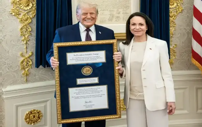 FOTOGRAFÍA. WASHINGTON (ESTADOS UNIDOS DE AMÉRICA), 15 DE ENERO DE 2026. El presidente de United States of America y la líder opositora venezolana, respectivamente, Donald John Trump y María Corina, se reúnen en la Casa Blanca, Presidencia de los Estados Unidos de América. La política estadounidense de origen cubano, miembro de la Cámara de Representantes de los Estados Unidos de América por el 27.° distrito congresional de Florida, que pertenece al Partido Republicano, María Elvira Salazar (Miami, Florida; 1 de noviembre de 1961), escribe en X: "Después de años de persecución, exilio y una lucha inquebrantable por la libertad, un gesto histórico habla más fuerte que cualquier discurso. Al ofrecer su Premio Nobel de la Paz, María Corina Machado honra la liberación del pueblo venezolano y reconoce al presidente Trump por mantenerse firme cuando más lo necesitaban. Este es el acto de una mujer que verdaderamente ama a su país, con el alma y con la vida. Esto es patriotismo sin cálculo y un liderazgo forjado en el sacrificio. Los venezolanos nunca olvidarán este acto de amor desinteresado por la nación". Lasvocesdelpueblo (Ñ Pueblo)