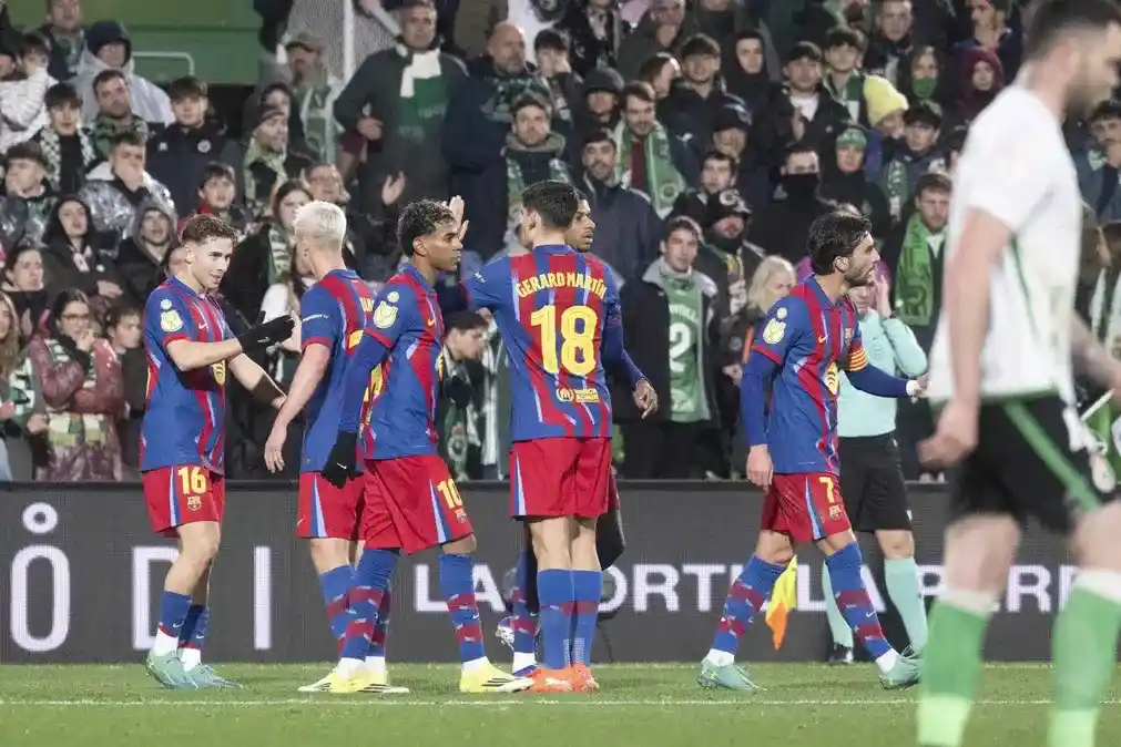 FOTOGRAFÍA. SANTANDER (CANTABRIA) ESPAÑA, 16 DE ENERO DE 2026. Los jugadores del Barcelona celebran el primer gol del equipo en el partido de octavos de final de Copa del Rey que Racing de Santander y FC Barcelona disputan este jueves en El Sardinero, en la capital cántabra. Efe