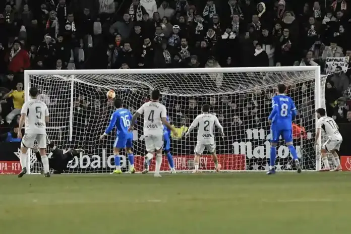 FOTOGRAFÍA. ALBACETE (ESPAÑA), 14 DE ENERO DE 2026. El guardameta del Real Madrid Andriy Lunin encaja el segundo gol del Albacete durante el partido de octavos de final de la Copa del Rey que Albacete Balompié y Real Madrid disputaron en el estadio Carlos Belmonte. Efe
