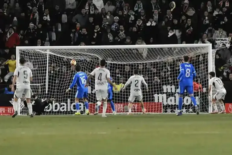 FOTOGRAFÍA. ALBACETE (ESPAÑA), 14 DE ENERO DE 2026. El guardameta del Real Madrid Andriy Lunin encaja el segundo gol del Albacete durante el partido de octavos de final de la Copa del Rey que Albacete Balompié y Real Madrid disputaron en el estadio Carlos Belmonte. Efe