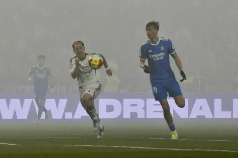 FOTOGRAFÍA. ALBACETE (ESPAÑA), 14 DE ENERO DE 2026. Los jugadores del Albacete celebran su primer gol, obra del defensa Javi Villar (3d) durante el partido de octavos de final de la Copa del Rey que Albacete Balompié y Real Madrid disputaron en el estadio Carlos Belmonte. Efe