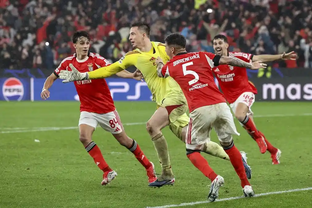 FOTOGRAFÍA. LISBOA (PORTUGAL), 28 DE ENERO DE 2026. Un gol heroico del portero Trubin deja fuera al Real Madrid (4-2). El portero del Benfica Anatoliy Trubin (2-I) celebra con sus compañeros el 4-2 durante el partido de la UEFA Champions League que han jugado SL Benfica y Real Madrid, en Lisboa, Portugal. Efe