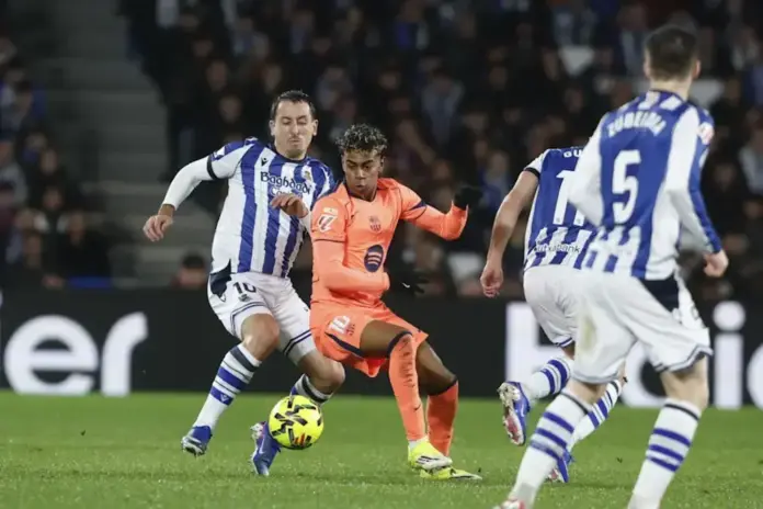 FOTOGRAFÍA. SAN SEBASTIÁN (LAS VASCONGADAS) ESPAÑA, 18 DE ENERO DE 2026. El delantero del Barcelona Lamine Yamal y el jugador de la Real Sociedad Mikel Oyarzabal, durante el partido de LaLiga EA Sports que Real Sociedad y FC Barcelona disputan en el estadio de Anoeta, en San Sebastián. Efe
