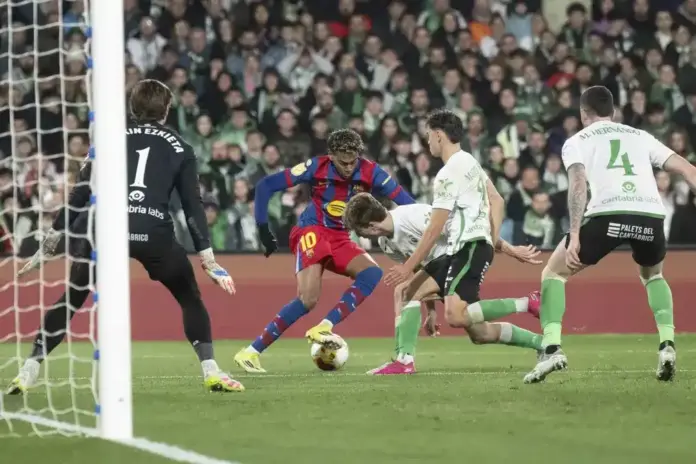 FOTOGRAFÍA. SANTANDER (CANTABRIA) ESPAÑA, 16 DE ENERO DE 2026. El delantero del Barcelona Lamine Yamal (2i) controla el balón entre los jugadores del Racing en el partido de octavos de final de Copa del Rey que Racing de Santander y FC Barcelona disputan este jueves en El Sardinero, en la capital cántabra. Efe