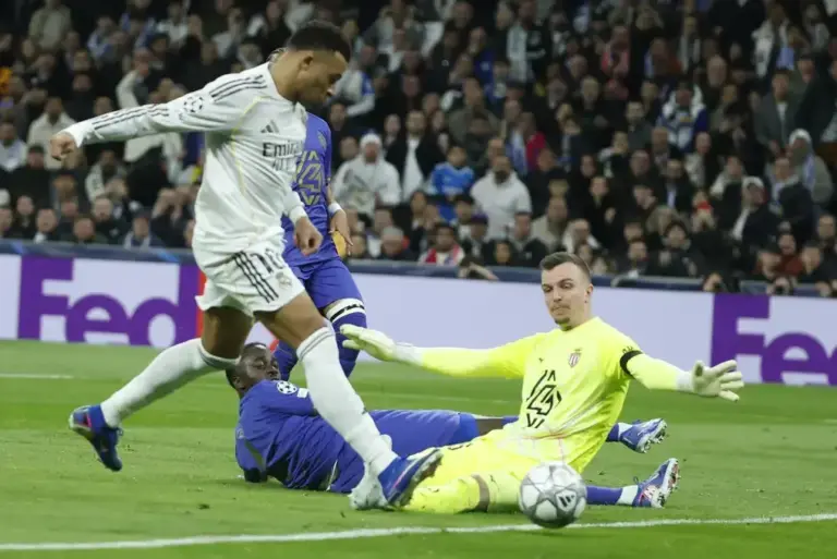 FOTOGRAFÍA. MADRID (ESPAÑA), 20 DE ENERO DE 2026. El delantero francés del Real Madrid, Kylian Mbappé (i), intenta batir al portero alemán del AS Mónaco Philipp Köhn durante el encuentro correspondiente a la Liga de Campeones que disputan Real Madrid y el AS Mónaco, en el estadio Santiago Bernabéu en Madrid. Efe