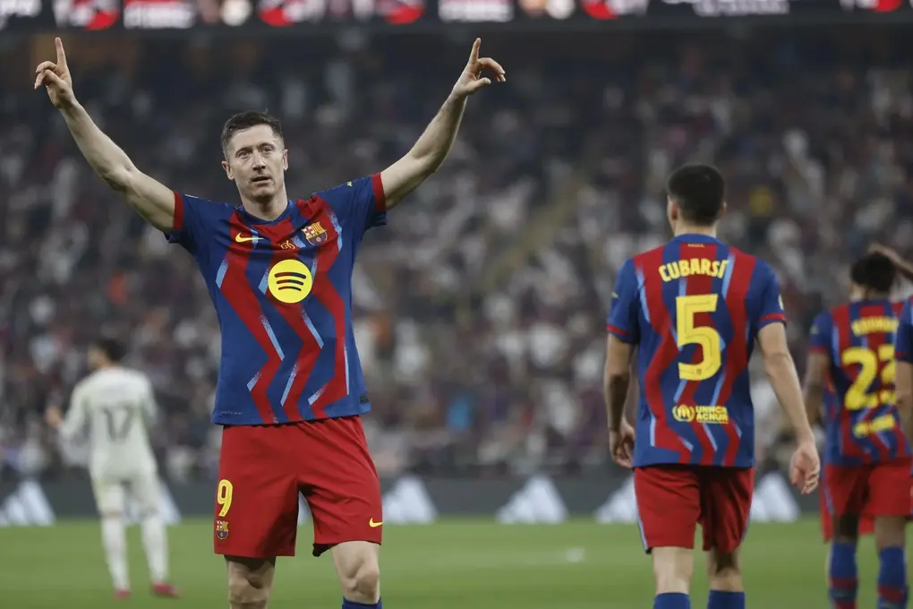 FOTOGRAFÍA. YEDA (ARABIA SAUDÍ), 11 DE ENERO DE 2026. El delantero del FC Barcelona Robert Lewandowski celebra tras marcar el 2-1 durante la final de la Supercopa de España entre el FC Barcelona y el Real Madrid, este domingo en el estadio Ciudad Deportiva del Rey Abdalá de Yeda (Arabia Saudí). Efe