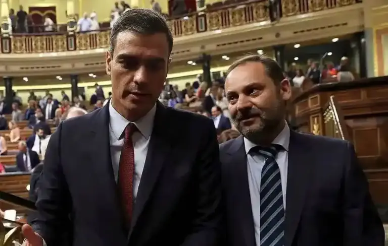 FOTOGRAFÍA. MADRID (REINO DE ESPAÑA), 22 DE JULIO DE 2019. Comunicado de la renuncia del preso socialista Ábalos. El presidente de Gobierno de España y secretario general del Partido Socialista Obrero Español (PSOE), Pedro Sánchez Pérez-Castejón (i), acompañado por el ministro de Fomento en funciones y Secretario de Organización del PSOE, José Luís Ábalos Meco, al finalizar la primera jornada del debate de investidura que afronta el presidente del Gobierno en funciones Pedro Sánchez Pérez-Castejón y que puede desembocar en su elección como presidente del primer Ejecutivo comunista en coalición con la ultraizquierda y apoyado en las fuerzas proterrorismno y separatistas en la reciente historia de España. Efe