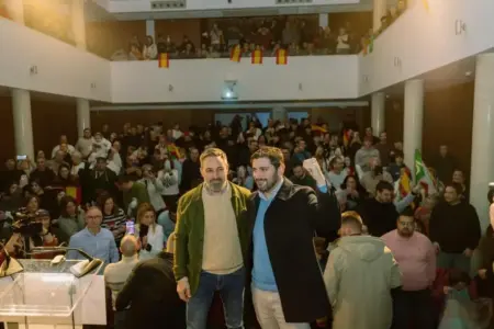 FOTOGRAFÍA. ANDORRA (TERUEL) ARAGÓN (ESPAÑA), 28 DE ENERO DE 2026. El candidato de VOX a la Presidencia del Gobierno autonómico de Aragón, Alejandro Nolasco Asensio (d); y el líder opositor español, jefe de calle Bambú 12 de Madrid y presidente de Patriots, Santiago Abascal Conde (i); en un mitin de campaña Elecciones Aragón 8F en Andorra, municipio español de la provincia de Teruel, donde han desbordado el Centro Cultural de Andorra, llamado "Espacio Escénico José Monzón de Andorra", y varias decenas de personas han tenido que quedar fuera por aforo completado. El líder de VOX y el candidato Nolasco han tenido que salir a pedir disculpas a los asistentes y mantener una charla con ellos antes del inicio del acto. Lasvocesdelpueblo (Ñ Pueblo)