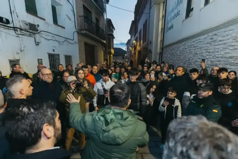 FOTOGRAFÍA. ANDORRA (TERUEL) ARAGÓN (ESPAÑA), 28 DE ENERO DE 2026. El candidato de VOX a la Presidencia del Gobierno autonómico de Aragón, Alejandro Nolasco Asensio (i); y el líder opositor español, jefe de calle Bambú 12 de Madrid y presidente de Patriots, Santiago Abascal Conde (c); en un mitin de campaña Elecciones Aragón 8F en Andorra, municipio español de la provincia de Teruel, donde han desbordado el Centro Cultural de Andorra, llamado "Espacio Escénico José Monzón de Andorra", y varias decenas de personas han tenido que quedar fuera por aforo completado. El líder de VOX y el candidato Nolasco han tenido que salir a pedir disculpas a los asistentes y mantener una charla con ellos antes del inicio del acto. Lasvocesdelpueblo (Ñ Pueblo)