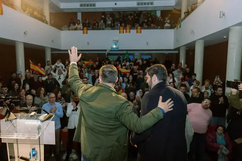 FOTOGRAFÍA. ANDORRA (TERUEL) ARAGÓN (ESPAÑA), 28 DE ENERO DE 2026. El candidato de VOX a la Presidencia del Gobierno autonómico de Aragón, Alejandro Nolasco Asensio (d); y el líder opositor español, jefe de calle Bambú 12 de Madrid y presidente de Patriots, Santiago Abascal Conde (i); en un mitin de campaña Elecciones Aragón 8F en Andorra, municipio español de la provincia de Teruel, donde han desbordado el Centro Cultural de Andorra, llamado "Espacio Escénico José Monzón de Andorra", y varias decenas de personas han tenido que quedar fuera por aforo completado. El líder de VOX y el candidato Nolasco han tenido que salir a pedir disculpas a los asistentes y mantener una charla con ellos antes del inicio del acto. Lasvocesdelpueblo (Ñ Pueblo)