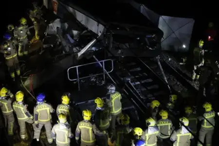 FOTOGRAFÍA. BARCELONA (CATALUÑA) ESPAÑA, 20 DE ENERO DE 2026. Un muerto y 37 heridos en un accidente de un tren de Rodalies en Barcelona. Los Bomberos de la Generalitat trabajan en el lugar del accidente de un tren de la línea 4 de Rodalies que chocó este martes con un muro de contención que ha caído a la vía entre Gelida y Sant Sadurní d'Anoia (Barcelona). Efe