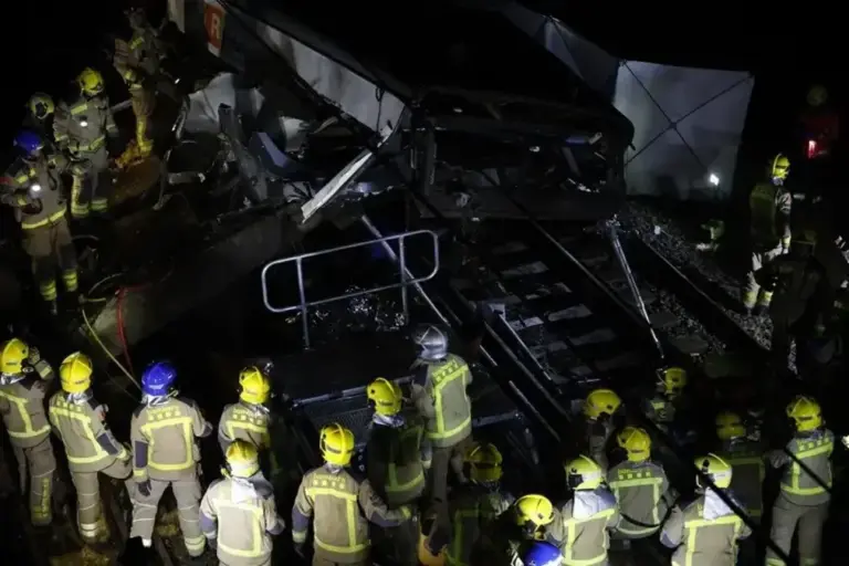 FOTOGRAFÍA. BARCELONA (CATALUÑA) ESPAÑA, 20 DE ENERO DE 2026. Un muerto y 37 heridos en un accidente de un tren de Rodalies en Barcelona. Los Bomberos de la Generalitat trabajan en el lugar del accidente de un tren de la línea 4 de Rodalies que chocó este martes con un muro de contención que ha caído a la vía entre Gelida y Sant Sadurní d'Anoia (Barcelona). Efe
