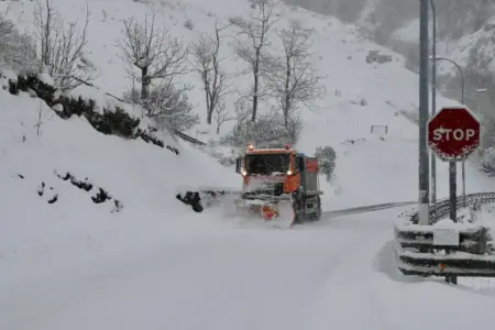 FOTOGRAFÍA. PAJARES (CONSEJO DE LENA) PRINCIPADO DE ASTURIAS (ESPAÑA), 23 DE ENERO DE 2026. Cielos muy nubosos y lluvias en toda la Península el lunes. Una máquina quitanieves circula por la carretera en Pajares (Principado de Asturias) España. Efe
