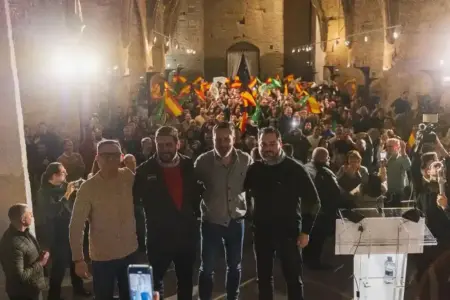 FOTOGRAFÍA. FRAGA (HUESCA) ARAGÓN (ESPAÑA), 16 DE ENERO DE 2026. El candidato patriota a la Presidencia del Gobierno autonómico de Aragón, Alejandro Nolasco Asensio (2 i); registrado esta tarde y noche en el mitin de precampaña electoral, junto al líder del mundo libre en España, Santiago Abascal Conde (2 d); y al cabeza de lista de VOX por la provincia de Huesca al Parlamento regional de Aragón, David Arranz Ballesteros (d); en Fraga, municipio español de la provincia de Huesca. Lasvocesdelpueblo (Ñ Pueblo)