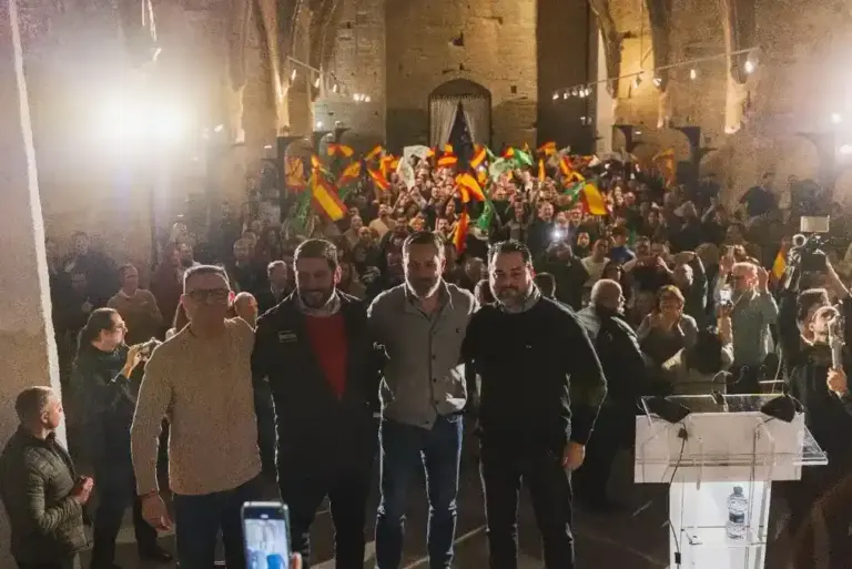 FOTOGRAFÍA. FRAGA (HUESCA) ARAGÓN (ESPAÑA), 16 DE ENERO DE 2026. El candidato patriota a la Presidencia del Gobierno autonómico de Aragón, Alejandro Nolasco Asensio (2 i); registrado esta tarde y noche en el mitin de precampaña electoral, junto al líder del mundo libre en España, Santiago Abascal Conde (2 d); y al cabeza de lista de VOX por la provincia de Huesca al Parlamento regional de Aragón, David Arranz Ballesteros (d); en Fraga, municipio español de la provincia de Huesca. Lasvocesdelpueblo (Ñ Pueblo)
