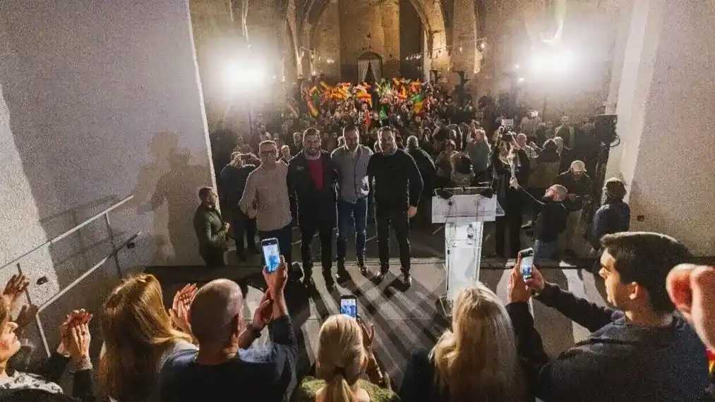 FOTOGRAFÍA. FRAGA (HUESCA) ARAGÓN (ESPAÑA), 16 DE ENERO DE 2026. El candidato patriota a la Presidencia del Gobierno autonómico de Aragón, Alejandro Nolasco Asensio (2 i); registrado esta tarde y noche en el mitin de precampaña electoral, junto al líder del mundo libre en España, Santiago Abascal Conde (2 d); y al cabeza de lista de VOX por la provincia de Huesca al Parlamento regional de Aragón, David Arranz Ballesteros (d); en Fraga, municipio español de la provincia de Huesca. Lasvocesdelpueblo (Ñ Pueblo)