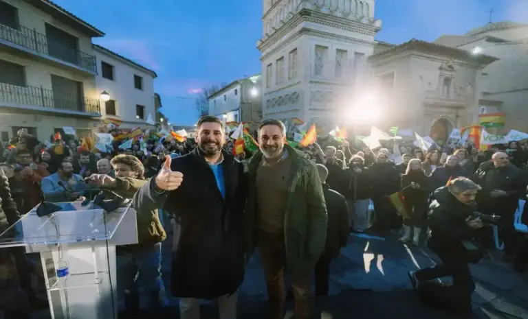 FOTOGRAFÍA. UTEBO (ZARAGOZA) ARAGÓN, 13 DE ENERO DE 2026. El candidato de VOX a la Presidencia del Gobierno autonómico de Aragón, Alejandro Nolasco Asensio (i); registrado este martes junto al presidente de la formación patriota, Santiago Abascal Conde (d); en un mitin multitudinario que ha superado todas las previsiones de la organización, al acudir más de 2.000 vecinos, según datos de la organización. Lasvocesdelpueblo (Ñ pueblo) 