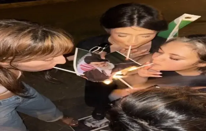 FOTOGRAFÍA. TEHERÁN (IRÁ -PAÍS PERSA-), 08 D ENEERO DE 2026. Las mujeres patriotas iraníes se rebelan y se fuman públicamente al demonio islamista, satanista y antisemita Alí Hoseiní Jamenei (Alí Khamenei), quienes se autoproclamó "líder supremo" de Irán, dictando la humillación y el encarcelamiento permanente de las persas en cárceles de tela, en marco de la campaña por la liberta de Irán frente al islamofascismo comunista con una tendencia de encender cigarrillos prendiendo fuego a fotos del del tirano neonazi antisemita del país, Alí Hoseiní Jamenei (Alí Khamenei). Los reportes registran al menos 192, muertos, el precio por la libertad de Irán por las calles frente a la dictadura islamista de los Ayatolas ISIS. Lasvocesdelpueblo (Ñ Pueblo)