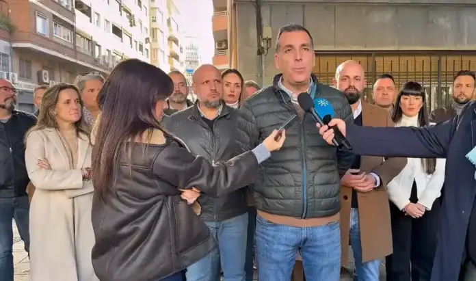 FOTOGRAFÍA. ALMERÍA (ANDALUCÍA) ESPAÑA, 10 DE ENERO DE 2026. El PP-PSOE convirtió a Almería en zona de confort criminal migratorio. El portavoz nacional de VOX de Seguridad, Interior e Inmigración, Samuel Vázquez Álvarez (5 d); junto al presidente del Comité Ejecutivo Provincial de VOX en Almería y diputado por esta provincial en el Parlamento de Andalucía, Rodrigo Javier Alonso Fernández (6 d); entre otros, ha visitado esta mañana Almería donde hace unos días una narcolancha llegó hasta Agua Amarga —localidad y pedanía española perteneciente al municipio de Níjar, en la provincia de Almería— y "los traficantes de seres humanos, a punta de pistola, arrojan a personas al mar como si fueran mercancía". Lasvocesdelpueblo (Ñ Pueblo)