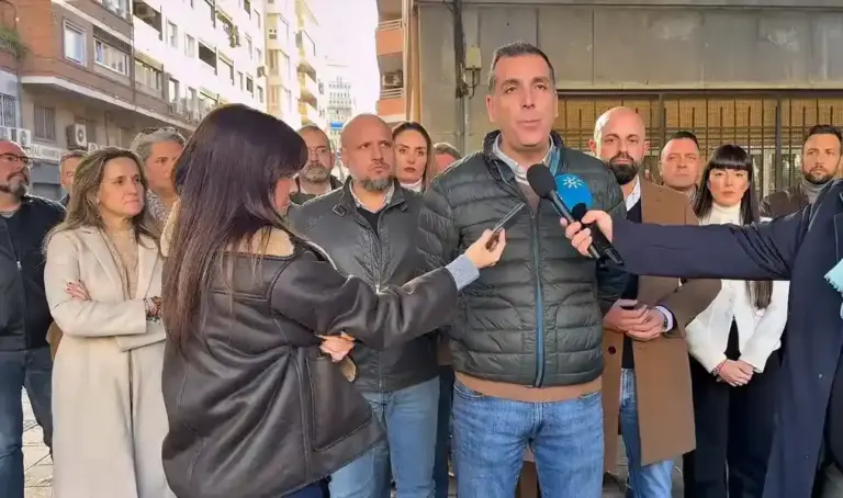 FOTOGRAFÍA. ALMERÍA (ANDALUCÍA) ESPAÑA, 10 DE ENERO DE 2026. El PP-PSOE convirtió a Almería en zona de confort criminal migratorio. El portavoz nacional de VOX de Seguridad, Interior e Inmigración, Samuel Vázquez Álvarez (5 d); junto al presidente del Comité Ejecutivo Provincial de VOX en Almería y diputado por esta provincial en el Parlamento de Andalucía, Rodrigo Javier Alonso Fernández (6 d); entre otros, ha visitado esta mañana Almería donde hace unos días una narcolancha llegó hasta Agua Amarga —localidad y pedanía española perteneciente al municipio de Níjar, en la provincia de Almería— y "los traficantes de seres humanos, a punta de pistola, arrojan a personas al mar como si fueran mercancía". Lasvocesdelpueblo (Ñ Pueblo)