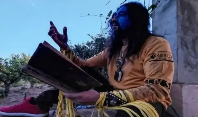 FOTOGRAFÍA. VALENCIA (COMUIDAD VALENCIANA), 22 DE ENERO DE 2026. El poeta Ángel Padilla presenta su novela animalista Humanzee. El poeta y  escritor valenciano Ángel Padilla retorna al FNAC San Agustín de Valencia con una de sus novelas más demoledoras, la distopía animalista Humanzee (de la saga de novelas cuya temática ganó el Premio Ignotus). Lasvocesdelpueblo (Ñ Pueblo)