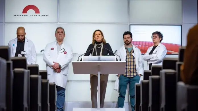 FOTOGRAFÍA. BARCELONA (CATALUÑA) ESPAÑA, 14 DE ENERO DE 2026. Apoyo inquebrantable de VOX a los médicos en el Parlament de Catalunya. La portavoz nacional de Sanidad de VOX y diputada del Grupo Parlamentario en el Parlamento de Cataluña por la provincia de Barcelona, María Elisa García Fuster (c), ha comparecido en rueda de prensa en el Faristol de la Cámara Catalana, junto a los representantes del principal sindicato profesional de médicos en Cataluña, "Médicos de Cataluña-Metges de Catalunya (MC)" —el vicepresidente y anestesiólogo en el Pius Hospital de Valls, Josep María Serra, y la vicesecretaria general de MC, Dra. Irene Bermell Herranz—, acompañados por varios médicos. Lasvocesdelpueblo (Ñ Pueblo)