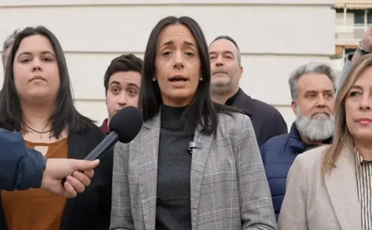 FOTOGRAFÍA. ARGENTONA (BARCELONA) CATALUÑA (ESPAÑA), 30 DE ENERO DE 2026. VOX apoya a las víctimas agredidas por los ilegales en Argentona. La líder comarcal, presidente del Grupo Municipal en el Ayuntamiento de Mataró y diputada por Barcelona al Parlamento de Cataluña, Mónica lora Cisquer (2 i); junto a su compañera concejala del Grupo VOX Mataró, Judith Cortés Cortés (i); valora la actualidad política en Argentona, que pasa por la brutal agresión sufrida por dos jóvenes en mano de un grupo de 20 soldados de Marruecos y del resto de África. Lasvocesdelpueblo (Ñ Pueblo)