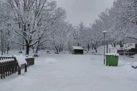 FOTOGRAFÍA. PEDRAZALES DE SANABRIA (ZAMORA) CASTILLA Y LEÓN (ESPAÑA), 23 DE ENERO DE 2026. Múltiples y diversos avisos meteorológicos este sábado. Vista del municipio de Pedrazales de Sanabria (Zamora), cubierto este viernes, 23 de enero de 2026, por un manto de nieve. Efe