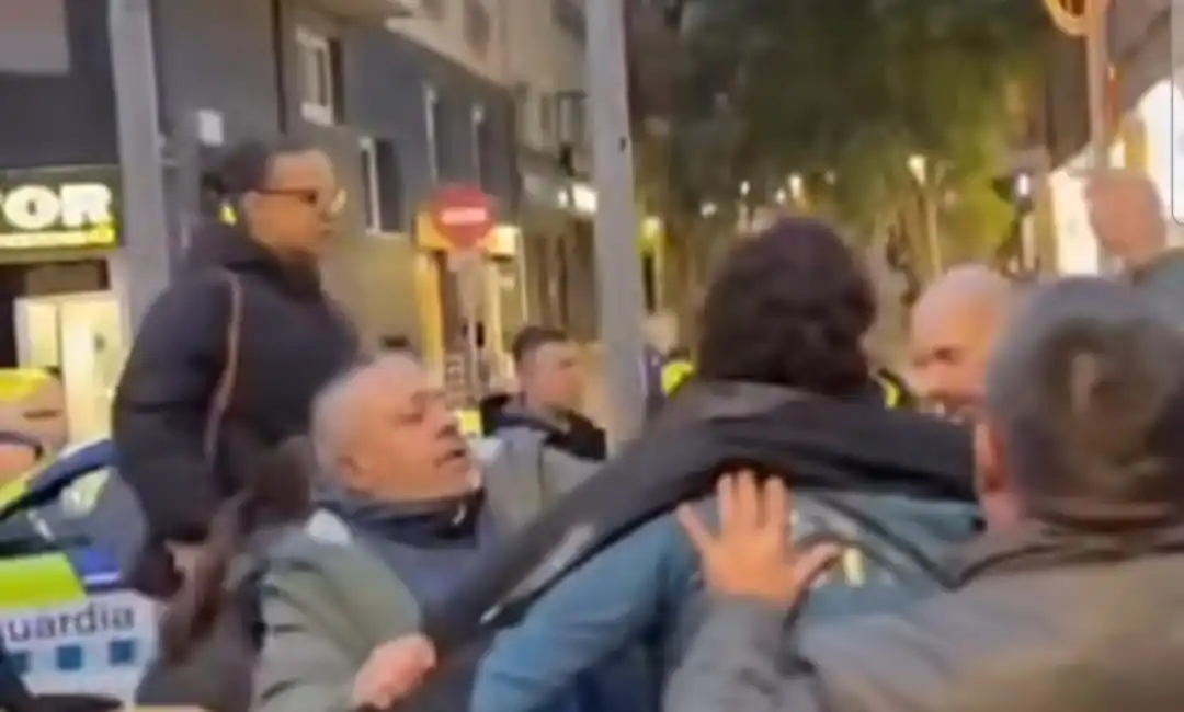 FOTOGRAFÍA. BARCELONA (CATALUÑA) ESPAÑA, 16 D ENERO DE 2026. Barcelona registra un asedio y grave ataque contra el derecho constitucional de reunión perpetrado por grupos supremacistas de izquierda. Lo que debía ser una jornada de participación democrática y cercanía con los vecinos se ha convertido en un asedio violento contra la libertad de expresión. Lasvocesdelpueblo (Ñ Pueblo)