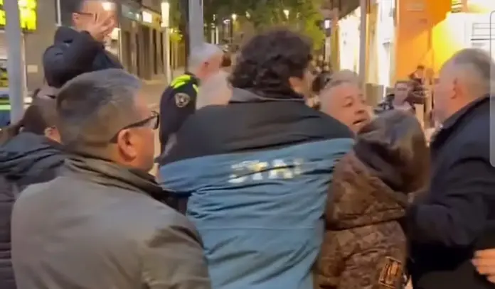 Barcelona, violencia de la izquierda, Asedio violento contra la libertad de expresión en Barcelona (2) FOTOGRAFÍA. BARCELONA (CATALUÑA) ESPAÑA, 16 D ENERO DE 2026. Barcelona registra un asedio y grave ataque contra el derecho constitucional de reunión perpetrado por grupos supremacistas de izquierda. Lo que debía ser una jornada de participación democrática y cercanía con los vecinos se ha convertido en un asedio violento contra la libertad de expresión. Lasvocesdelpueblo (Ñ Pueblo)