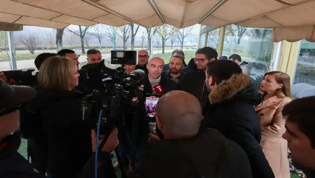FOTOGRAFÍA. ZARAGOZA (ARAGÑON), 17 DE ENERO DE 2026. El ataque Mercosur supone el golpe definitivo del PP-PSOE al campo español. El jefe de la Delegación de VOX en el Parlamento Europeo, Jorge Buxadé Villalba, ha analizado este sábado en Zaragoza las políticas medioambientales que afectan a Aragón, acompañado por el cabeza de lista de VOX por la provincia de Zaragoza a las elecciones del 8 de febrero, Santiago Morón Sanjuan. Lasvocesdelpueblo (Ñ Pueblo)