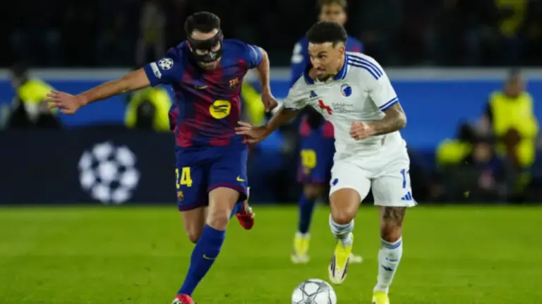 FOTOGRAFÍA. BARCELONA (CATALUÑA) ESPAÑA, 28 DE ENERO DE 2026. El Barça al borde de la repesca ante el Copenhague al descanso (0-1). El delantero sueco del FC Copenhague, Jordan Larsson (d), disputa el balón ante el defensa del FC Barcelona, Eric García, durante el encuentro correspondiente a la última jornada de la fase regular de Liga de Campeones que disputan FC Barcelona y FC Copenhague en el Camp Nou. Efe