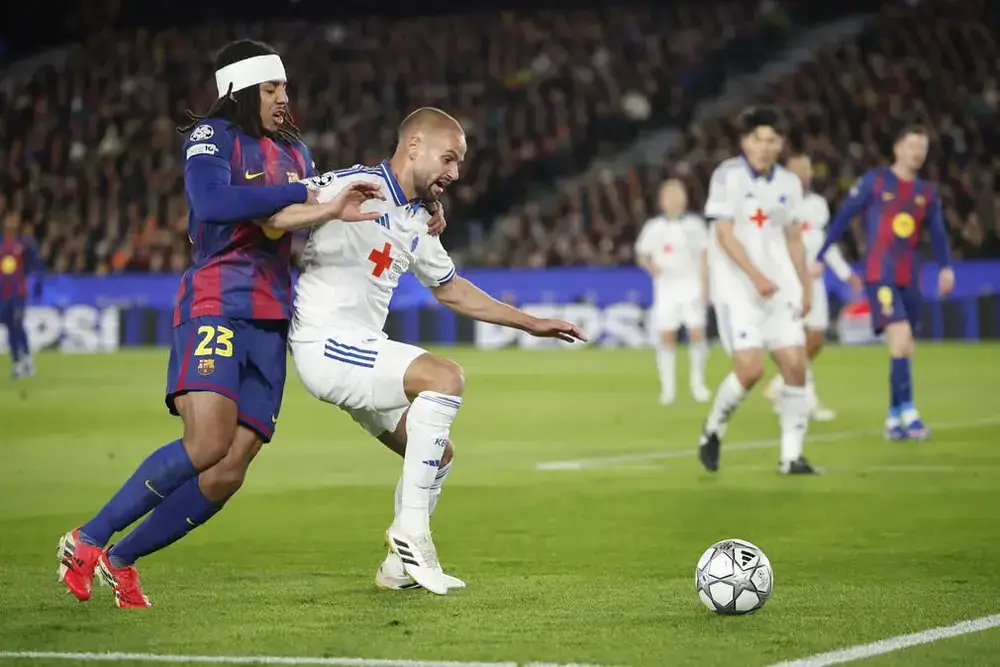 FOTOGRAFÍA. BARCELONA (CATALUÑA) ESPAÑA, 28 DE ENERO DE 2026. El Barça al borde de la repesca ante el Copenhague al descanso (0-1). El defensa griego del FC Copenhague, Pantelis Hatzidiakos (d), protege el balón ante el defensa francés del FC Barcelona, Jules Koundé, durante el encuentro correspondiente a la última jornada de la fase regular de Liga de Campeones que disputan FC Barcelona y FC Copenhague en el Camp Nou. Efe