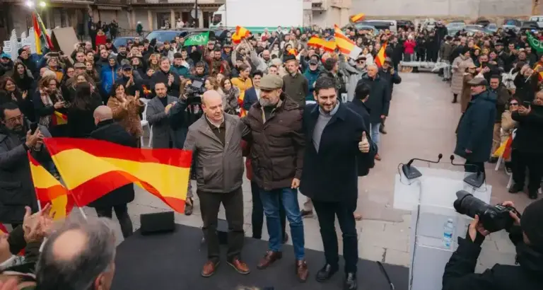 FOTOGRAFÍA. CALATAYUD (ZARAGOZA) ARAGÓN (ESPAÑA), 24 DE ENERO DE 2026. Silencio del PP y PSOE tras condena de la Manada de 7 extranjeros. El candidato de VOX a la Presidencia del Gobierno de la Comunidad Autónoma de Aragón, Alejandro Nolasco Asensio; y el presidente del Comité Ejecutivo Provincial (CEP) de VOX en Zaragoza y cabeza de lista por la provincia, Santiago Morón Sanjuan; participan en el mitin de campaña electoral de las elecciones autonómicas del próximo domingo 8 de febrero de 2026 (8F Aragón), celebrado en la Plaza España de Calatayud, municipio de la provincia de Zaragoza, clausurado por el jefe de Calle Bambú 12 de Madrid, líder opositor español y del mundo libre en Europa (Patriots), Santiago Abascal Conde. Lasvocesdelpueblo (Ñ Pueblo)
