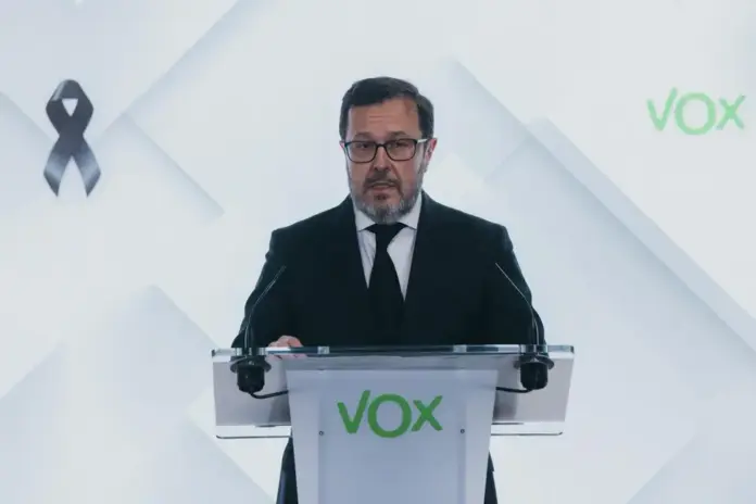 FOTOGRAFÍA. MADRID (ESPAÑA), 19 DE ENERO DE 2026. El portavoz nacional de VOX, José Antonio Fúster Lamelas, ha comparecido este lunes en rueda de prensa para trasladar, "con respeto, con dignidad y con un profundo pesar", las condolencias de VOX por el accidente ferroviario ocurrido este domingo en Adamuz. Lasvocesdelpueblo (Ñ Pueblo)