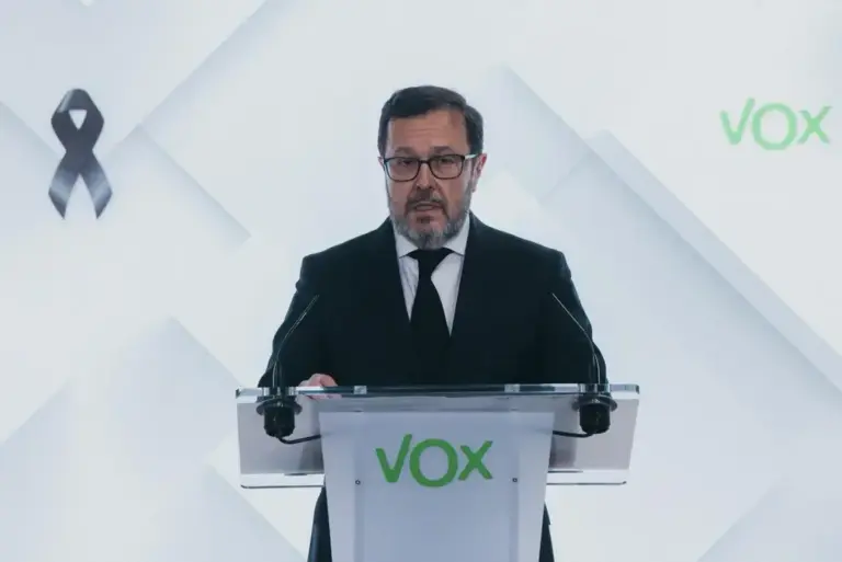 FOTOGRAFÍA. MADRID (ESPAÑA), 19 DE ENERO DE 2026. El portavoz nacional de VOX, José Antonio Fúster Lamelas, ha comparecido este lunes en rueda de prensa para trasladar, "con respeto, con dignidad y con un profundo pesar", las condolencias de VOX por el accidente ferroviario ocurrido este domingo en Adamuz. Lasvocesdelpueblo (Ñ Pueblo)