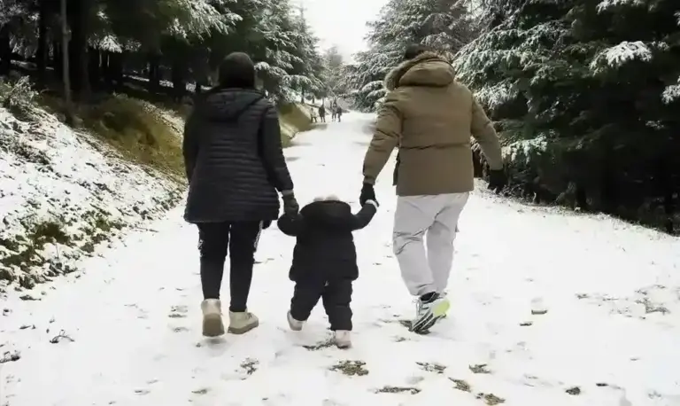 FOTOGRAFÍA. CEBRERO (LUGO) GALICIA) ESPAÑA, 16 DE ENERO DE 2026. Sábado de lluvias generalizadas con descenso de temperaturas. Una familia registrada este viernes durante un paseo por Cebrero, una parroquia y aldea​ española del municipio de Piedrafita -en la provincia de Lugo-. Efe