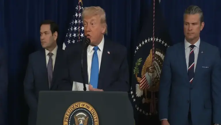 FOTOGRAFÍA. MAR-A-LAGO (FLORIDA) ESTADOS UNIDOS DE AMÉRICA, 03 DE ENERO DE 2026. El presidente de los Estados Unidos de América, (EEUU), Donald John Trump; junto al Secretario del Estado, Marco Antonio Rubio; el Secretario de Guerra, Peter Brian Hegseth; el Presidente del Estado Mayor Conjunto (CJCS) de EEUU quien asesora a Trump y al Secretario de Guerra, General John Daniel Caine (Razin); anunció este sábado que «el dictador y terrorista Nicolás Maduro Moro finalmente ha sido derrocado en Venezuela». Lasvocesdelpueblo (Ñ Pueblo)