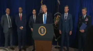 FOTOGRAFÍA. MAR-A-LAGO (FLORIDA) ESTADOS UNIDOS DE AMÉRICA, 03 DE ENERO DE 2026. El presidente de los Estados Unidos de América, (EEUU), Donald John Trump; junto al Secretario del Estado, Marco Antonio Rubio; el Secretario de Guerra, Peter Brian Hegseth; el Presidente del Estado Mayor Conjunto (CJCS) de EEUU quien asesora a Trump y al Secretario de Guerra, General John Daniel Caine (Razin); anunció este sábado que «el dictador y terrorista Nicolás Maduro Moro finalmente ha sido derrocado en Venezuela». Lasvocesdelpueblo (Ñ Pueblo)