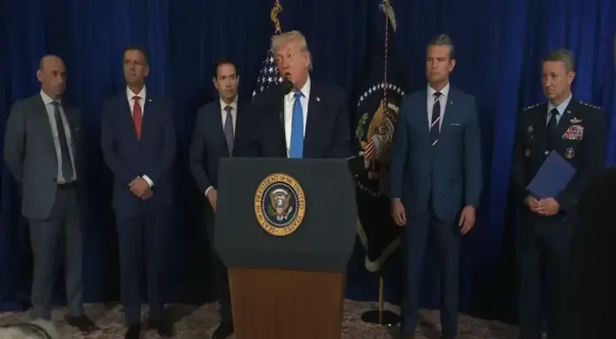 FOTOGRAFÍA. MAR-A-LAGO (FLORIDA) ESTADOS UNIDOS DE AMÉRICA, 03 DE ENERO DE 2026. El presidente de los Estados Unidos de América, (EEUU), Donald John Trump; junto al Secretario del Estado, Marco Antonio Rubio; el Secretario de Guerra, Peter Brian Hegseth; el Presidente del Estado Mayor Conjunto (CJCS) de EEUU quien asesora a Trump y al Secretario de Guerra, General John Daniel Caine (Razin); anunció este sábado que «el dictador y terrorista Nicolás Maduro Moro finalmente ha sido derrocado en Venezuela». Lasvocesdelpueblo (Ñ Pueblo)