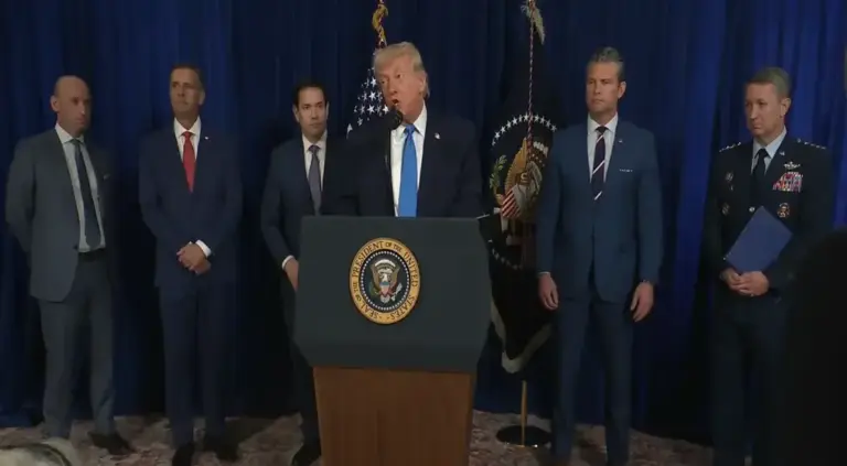 FOTOGRAFÍA. MAR-A-LAGO (FLORIDA) ESTADOS UNIDOS DE AMÉRICA, 03 DE ENERO DE 2026. El presidente de los Estados Unidos de América, (EEUU), Donald John Trump; junto al Secretario del Estado, Marco Antonio Rubio; el Secretario de Guerra, Peter Brian Hegseth; el Presidente del Estado Mayor Conjunto (CJCS) de EEUU quien asesora a Trump y al Secretario de Guerra, General John Daniel Caine (Razin); anunció este sábado que «el dictador y terrorista Nicolás Maduro Moro finalmente ha sido derrocado en Venezuela». Lasvocesdelpueblo (Ñ Pueblo)