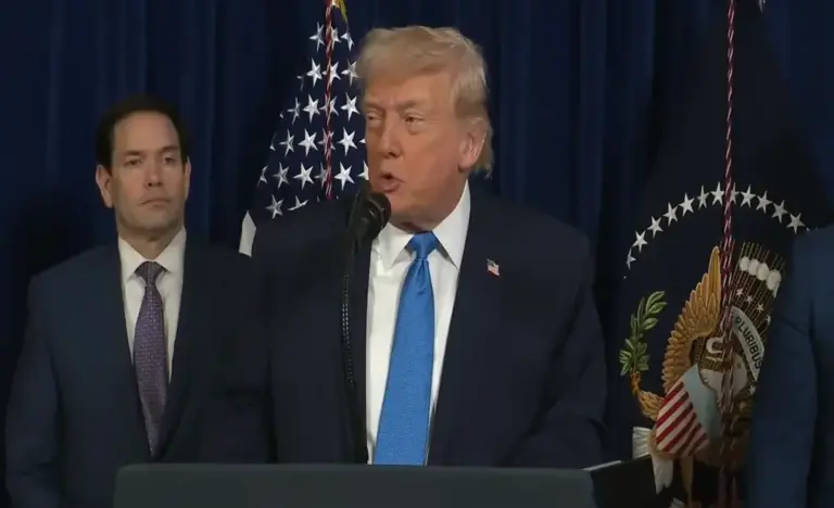 FOTOGRAFÍA. MAR-A-LAGO (FLORIDA) ESTADOS UNIDOS DE AMÉRICA, 03 DE ENERO DE 2026. El presidente de los Estados Unidos de América, (EEUU), Donald John Trump; junto al Secretario del Estado, Marco Antonio Rubio; el Secretario de Guerra, Peter Brian Hegseth; el Presidente del Estado Mayor Conjunto (CJCS) de EEUU quien asesora a Trump y al Secretario de Guerra, General John Daniel Caine (Razin); anunció este sábado que «el dictador y terrorista Nicolás Maduro Moro finalmente ha sido derrocado en Venezuela». Lasvocesdelpueblo (Ñ Pueblo)