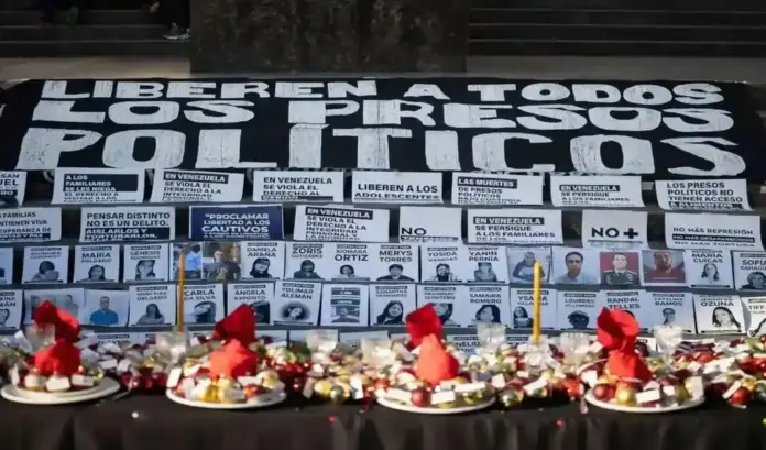 FOTOGRAFÍA. CARACAS (VENEZUELA), 21 DE ENERO DE 2025. Comunicado de la plataforma Comité por la Libertad de los Presos Políticos (CLIPPVE) en Venezuela. Familiares instalaron la "Mesa de los que esperan" para exigir una Navidad sin presos políticos Los familiares de los presos políticos se reunieron en la Plaza Bolívar de Chacao y exigieron la liberación de sus seres queridos. En la actualidad, hay más de 800 presos políticos en el país Familiares de personas detenidas por motivos políticos instalaron el domingo 14 de diciembre la denominada "Mesa de los que esperan" en la Plaza Bolívar de Chacao, al este de Caracas, como una acción simbólica para exigir la liberación de sus allegados antes de la celebración de la Navidad. La actividad consistió en una larga mesa cubierta con un mantel negro, velas doradas y platos intervenidos con bambalinas que llevaban los nombres de los detenidos, la mayoría arrestados tras las elecciones presidenciales de julio de 2024, en las que el Consejo Nacional Electoral proclamó resultados sin mostrar las actas de votación. La instalación buscó visibilizar la ausencia forzada en miles de hogares venezolanos y reclamar el respeto a los derechos humanos. Lasvocesdelpueblo (Ñ Pueblo)