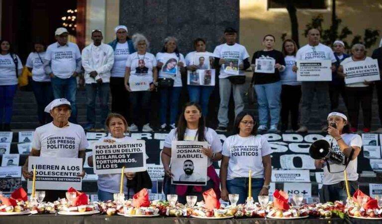 FOTOGRAFÍA. CARACAS (VENEZUELA), 21 DE ENERO DE 2025. Comunicado de la plataforma Comité por la Libertad de los Presos Políticos (CLIPPVE) en Venezuela. Familiares instalaron la "Mesa de los que esperan" para exigir una Navidad sin presos políticos Los familiares de los presos políticos se reunieron en la Plaza Bolívar de Chacao y exigieron la liberación de sus seres queridos. En la actualidad, hay más de 800 presos políticos en el país Familiares de personas detenidas por motivos políticos instalaron el domingo 14 de diciembre la denominada "Mesa de los que esperan" en la Plaza Bolívar de Chacao, al este de Caracas, como una acción simbólica para exigir la liberación de sus allegados antes de la celebración de la Navidad. La actividad consistió en una larga mesa cubierta con un mantel negro, velas doradas y platos intervenidos con bambalinas que llevaban los nombres de los detenidos, la mayoría arrestados tras las elecciones presidenciales de julio de 2024, en las que el Consejo Nacional Electoral proclamó resultados sin mostrar las actas de votación. La instalación buscó visibilizar la ausencia forzada en miles de hogares venezolanos y reclamar el respeto a los derechos humanos. Lasvocesdelpueblo (Ñ Pueblo)