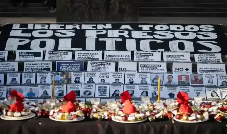 FOTOGRAFÍA. CARACAS (VENEZUELA), 21 DE ENERO DE 2025. Comunicado de la plataforma Comité por la Libertad de los Presos Políticos (CLIPPVE) en Venezuela. Familiares instalaron la "Mesa de los que esperan" para exigir una Navidad sin presos políticos Los familiares de los presos políticos se reunieron en la Plaza Bolívar de Chacao y exigieron la liberación de sus seres queridos. En la actualidad, hay más de 800 presos políticos en el país Familiares de personas detenidas por motivos políticos instalaron el domingo 14 de diciembre la denominada "Mesa de los que esperan" en la Plaza Bolívar de Chacao, al este de Caracas, como una acción simbólica para exigir la liberación de sus allegados antes de la celebración de la Navidad. La actividad consistió en una larga mesa cubierta con un mantel negro, velas doradas y platos intervenidos con bambalinas que llevaban los nombres de los detenidos, la mayoría arrestados tras las elecciones presidenciales de julio de 2024, en las que el Consejo Nacional Electoral proclamó resultados sin mostrar las actas de votación. La instalación buscó visibilizar la ausencia forzada en miles de hogares venezolanos y reclamar el respeto a los derechos humanos. Lasvocesdelpueblo (Ñ Pueblo)